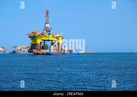 Énorme équipement de forage de pétrole brut et un navire de service sur l'eau. Banque D'Images