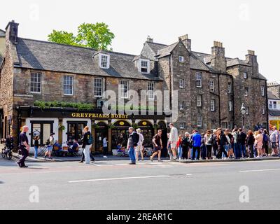 Foule de personnes attendant dans le bus touristique devant le pub Greyfriars Bobby, Old Town Edimbourg, Ecosse, Royaume-Uni. Banque D'Images