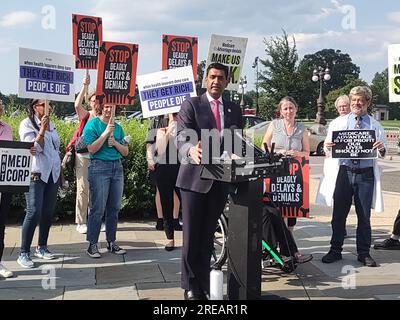 Face sud de Capitol Hill, Washington DC, États-Unis. 25 juillet 2023. Les membres du Congrès, dont la sénatrice Elizabeth Warren (D-ma), la représentante Rosa DeLauro (D-CT), RO Khanna (D-CA) et Ady Barkan (sponsor de l’événement) se sont joints à la face sud du Capitole américain dans un rassemblement intitulé « Raise the Alarm », Et conçu pour attirer l'attention du public sur la détérioration de la situation du système national d'assurance-maladie. Crédit : ©Julia Mineeva/EGBN TV News/Alamy Live News Banque D'Images