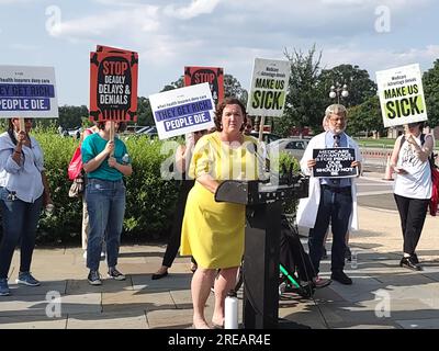 Face sud de Capitol Hill, Washington DC, États-Unis. 25 juillet 2023. Les membres du Congrès, dont la sénatrice Elizabeth Warren (D-ma), la représentante Rosa DeLauro (D-CT), RO Khanna (D-CA) et Ady Barkan (sponsor de l’événement) se sont joints à la face sud du Capitole américain dans un rassemblement intitulé « Raise the Alarm », Et conçu pour attirer l'attention du public sur la détérioration de la situation du système national d'assurance-maladie. Crédit : ©Julia Mineeva/EGBN TV News/Alamy Live News Banque D'Images