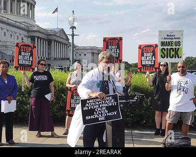 Face sud de Capitol Hill, Washington DC, États-Unis. 25 juillet 2023. Les membres du Congrès, dont la sénatrice Elizabeth Warren (D-ma), la représentante Rosa DeLauro (D-CT), RO Khanna (D-CA) et Ady Barkan (sponsor de l’événement) se sont joints à la face sud du Capitole américain dans un rassemblement intitulé « Raise the Alarm », Et conçu pour attirer l'attention du public sur la détérioration de la situation du système national d'assurance-maladie. Crédit : ©Julia Mineeva/EGBN TV News/Alamy Live News Banque D'Images