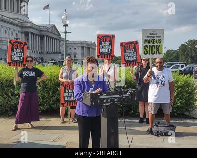 Face sud de Capitol Hill, Washington DC, États-Unis. 25 juillet 2023. Les membres du Congrès, dont la sénatrice Elizabeth Warren (D-ma), la représentante Rosa DeLauro (D-CT), RO Khanna (D-CA) et Ady Barkan (sponsor de l’événement) se sont joints à la face sud du Capitole américain dans un rassemblement intitulé « Raise the Alarm », Et conçu pour attirer l'attention du public sur la détérioration de la situation du système national d'assurance-maladie. Crédit : ©Julia Mineeva/EGBN TV News/Alamy Live News Banque D'Images