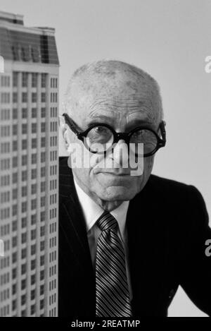 Philip Johnson était un architecte américain surtout connu pour ses œuvres d'architecture moderne et postmoderne. Parmi ses créations les plus connues figurent sa Glass House moderniste à New Canaan, Connecticut ; le 550 Madison Avenue à New York, conçu pour AT&T ; le 190 South la salle Street à Chicago ; le Sculpture Garden du Museum of Modern Art ; et le Pavillon précolombien à Dumbarton Oaks. Dans sa nécrologie en 2005, le New York Times écrit que ses œuvres ont été largement considérées parmi les chefs-d'œuvre architecturaux du 20e siècle. Photographie de Bernard Gotfryd Banque D'Images