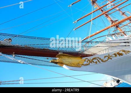 Détail d'un voilier classique, d'un bowsprit et de yards. Banque D'Images