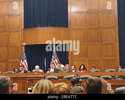 Rayburn House Office Building, 45 Independence Ave, Washington DC, 20515. 26 juillet 2023. Faisant face à une forte résistance de la part de la communauté de la défense et d'intel, le Comité de surveillance jure dans les anciens témoins clés du Pentagone et de l'armée, alors qu'ils révèlent de nouvelles informations sur les phénomènes aériens non identifiés (UAP), et le stockage caché des engins OVNIS par les agences du gouvernement américain -- afin d'obtenir un avantage géopolitique stratégique. Crédit : ©Julia Mineeva/EGBN TV News/Alamy Live News Banque D'Images