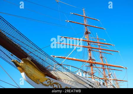 Les mâts et les yards d'un voilier classique blanc. Banque D'Images