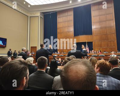 Rayburn House Office Building, 45 Independence Ave, Washington DC, 20515. 26 juillet 2023. Faisant face à une forte résistance de la part de la communauté de la défense et d'intel, le Comité de surveillance jure dans les anciens témoins clés du Pentagone et de l'armée, alors qu'ils révèlent de nouvelles informations sur les phénomènes aériens non identifiés (UAP), et le stockage caché des engins OVNIS par les agences du gouvernement américain -- afin d'obtenir un avantage géopolitique stratégique. Crédit : ©Julia Mineeva/EGBN TV News/Alamy Live News Banque D'Images