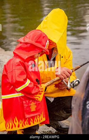 Fountain Valley, Californie, États-Unis. 2 février 2019. Un père asiatique américain essaie d'expliquer la technique d'utilisation d'une canne à pêche à son fils en bas âge un jour de pluie à Fountain Valley, en Californie. (Image de crédit : © Spencer Grant/ZUMA Press Wire) USAGE ÉDITORIAL SEULEMENT! Non destiné à UN USAGE commercial ! Banque D'Images