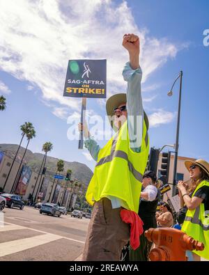 Burbank, CA, États-Unis – 26 juillet 2023 : grève des membres de la Writers Guild of America, SAG et AFTRA devant le studio Warner Brothers à Burbank, CA. Banque D'Images