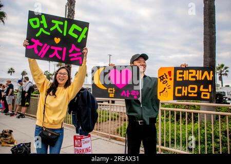 Huntington Beach, Californie, États-Unis. 14 octobre 2018. Un couple asiatique américain de yong tient une pancarte indiquant ''Amazing MOM'' en coréen alors qu'ils encouragent sa mère dans une course de 10k à Huntington Beach, CA. (Image de crédit : © Spencer Grant/ZUMA Press Wire) USAGE ÉDITORIAL SEULEMENT! Non destiné à UN USAGE commercial ! Banque D'Images