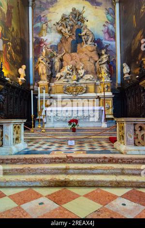 Bel intérieur de l'église paroissiale de Saint Moisè avec crucifix, bougies allumées et peintures à Venise, Italie Banque D'Images