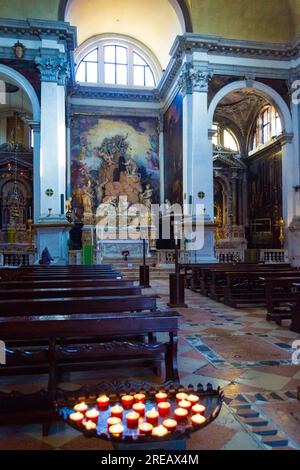 Bel intérieur de l'église paroissiale de Saint Moisè avec crucifix, bougies allumées et peintures à Venise, Italie Banque D'Images