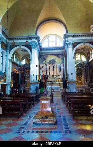 Bel intérieur de l'église paroissiale de Saint Moisè avec crucifix, bougies allumées et peintures à Venise, Italie Banque D'Images