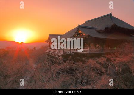 La scène de Kiyomizu-dera et le soleil couchant Banque D'Images