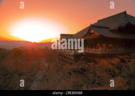 La scène de Kiyomizu-dera et le soleil couchant Banque D'Images