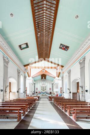 Église immaculée conception à Oslob, une église catholique historiquement colorée dans la province de l'île de Cebu, intérieur simple mais attrayant et lumineux, Marbl Banque D'Images