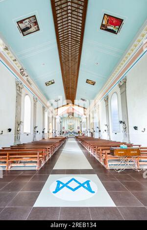 Église immaculée conception à Oslob, une église catholique historiquement colorée dans la province de l'île de Cebu, intérieur simple mais attrayant et lumineux, Marbl Banque D'Images