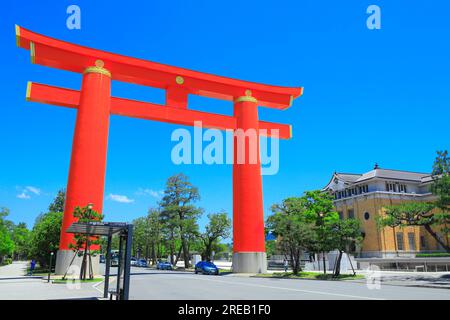 Otorii (Grande porte) du sanctuaire Heian Jingu et du musée municipal d'art de Kyoto Banque D'Images