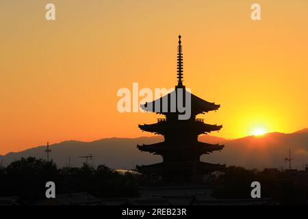 Coucher de soleil d'hiver et Yasaka-no-to (Pagode de Yasaka) Banque D'Images