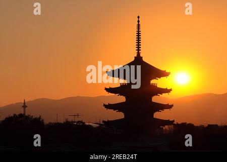 Coucher de soleil d'hiver et Yasaka-no-to (Pagode de Yasaka) Banque D'Images