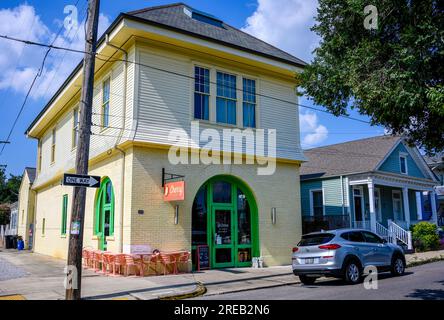 LA NOUVELLE-ORLÉANS, LA, États-Unis - 25 JUILLET 2023 : Cherry Espresso Bar sur Laurel Street Uptown Banque D'Images