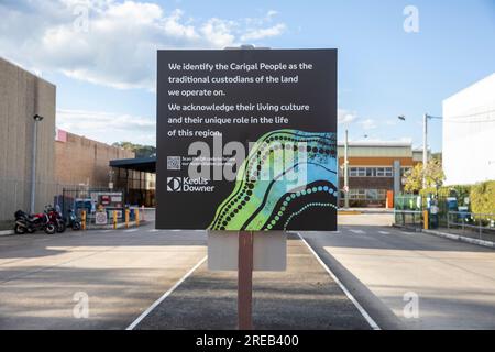 Gare routière de Sydney avec panneau reconnaissant les autochtones carigaux comme propriétaires traditionnels et gardiens de la terre, Sydney, Nouvelle-Galles du Sud, Australie Banque D'Images