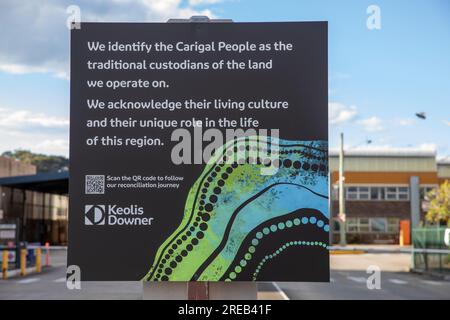 Gare routière de Sydney avec panneau reconnaissant les autochtones carigaux comme propriétaires traditionnels et gardiens de la terre, Sydney, Nouvelle-Galles du Sud, Australie Banque D'Images