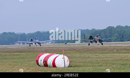 ÉTATS-UNIS Air Force A-10C Thunderbolt IIS descend la piste à l'aéroport du comté de Muskegon, à Muskegon, Michigan, le 6 juillet 2023. L'équipe de démonstration A-10 apporte un jet de rechange à chaque spectacle en cas de problème de maintenance. (États-Unis Photo de la Force aérienne par le sergent d'état-major Nicholas Ross) Banque D'Images