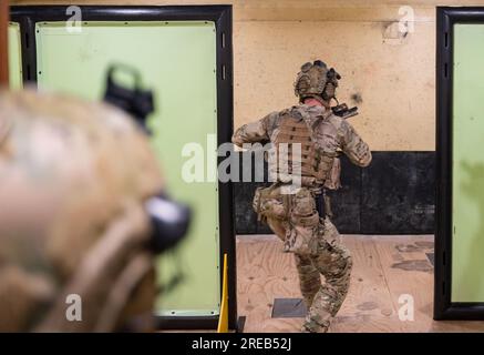 Des opérateurs d'une société américaine L'unité navale spéciale de guerre dégage une pièce tout en effectuant un entraînement au combat rapproché avec le 2e régiment de Commando de l'armée australienne à Holsworthy Barracks en Nouvelle-Galles du Sud, en Australie pendant le Talisman Sabre 23, le 20 juillet 2023. Naval Special Warfare est la force d’opérations spéciales maritimes d’élite du pays, idéalement placée pour étendre la portée de la flotte et obtenir et maintenir l’accès de la Force interarmées en compétition et en conflit. Talisman Sabre est le plus grand exercice militaire bilatéral entre l'Australie et les États-Unis faisant avancer un Indo Pacifique libre et ouvert par stren Banque D'Images