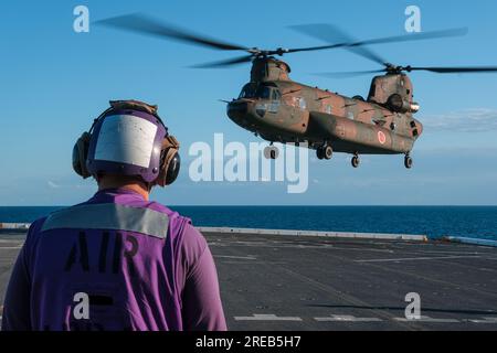 UN AMÉRICAIN Navy Sailor affecté au navire de débarquement amphibie USS New Orleans (LPD 18) observe un hélicoptère CH-47 Chinook de la Force japonaise d'autodéfense lors d'opérations aériennes en préparation du Talisman Sabre 23, dans la mer de Corail, le 23 juillet 2023. La capacité d'opérer de manière transparente et simultanée en mer, à terre et dans les airs représente la valeur unique des forces amphibies. Le TS 23 est le plus grand exercice militaire bilatéral entre l'Australie et les États-Unis qui fait progresser un Indo-Pacifique libre et ouvert en renforçant les relations et l'interopérabilité entre k Banque D'Images