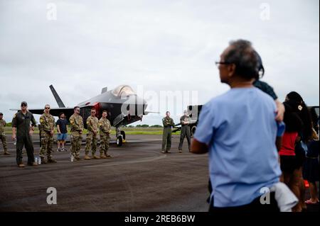 ÉTATS-UNIS Des aviateurs de l'armée de l'air parlent aux Palaosiens locaux du F-35a Lightning II lors d'un événement d'affichage statique à Koror, Palau, le 10 juillet 2023. Aux États-Unis La Force conjointe a bénéficié de partenariats durables, productifs et engagés, et nous sommes déterminés à renforcer et à améliorer nos relations. (ÉTATS-UNIS Photo de la Force aérienne par le sergent d'état-major Hannah Strobel) Banque D'Images