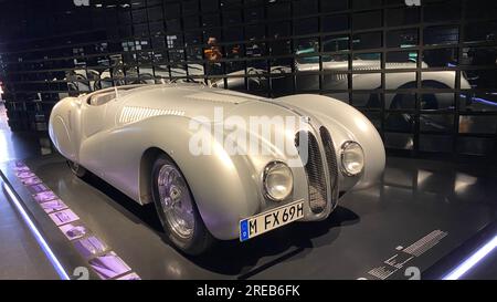 Roadster BMW 328 Mille Miglia 1939,voiture, exposée au Musée BMW et son siège à Munich, Bavière, Allemagne Banque D'Images