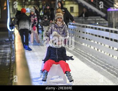 Petites sœurs patinage sur glace à Varazdin pendant les vacances d'hiver, Croatie Banque D'Images