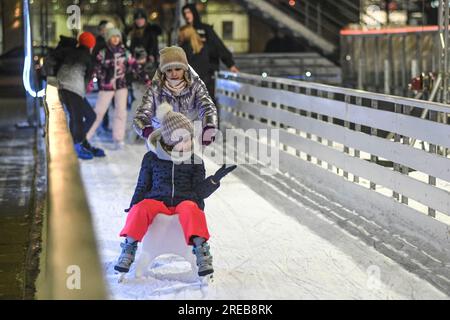 Petites sœurs patinage sur glace à Varazdin pendant les vacances d'hiver, Croatie Banque D'Images