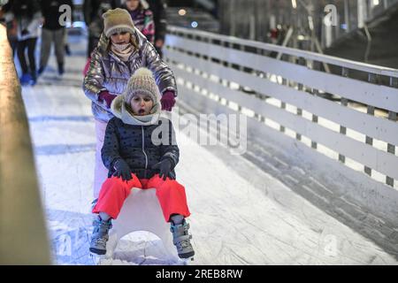 Petites sœurs patinage sur glace à Varazdin pendant les vacances d'hiver, Croatie Banque D'Images