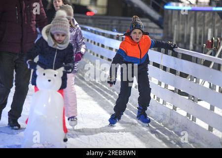 Patinage sur glace des jeunes enfants à Varazdin pendant les vacances d'hiver, Croatie Banque D'Images