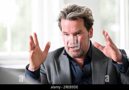 Berlin, Allemagne. 26 juillet 2023. Dirk Stettner (CDU), chef de groupe parlementaire à la Chambre des représentants de Berlin, prend la parole lors d'un entretien avec le dpa dans son bureau. Stettner s'est prononcé en faveur d'une action cohérente contre la violence dans les piscines extérieures. (À dpa 'violence dans les piscines en plein air - le chef du groupe parlementaire CDU appelle à une liste de danger') crédit : Jens Kalaene/dpa/Alamy Live News Banque D'Images