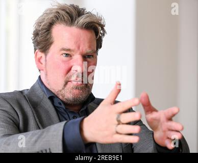 Berlin, Allemagne. 26 juillet 2023. Dirk Stettner (CDU), chef de groupe parlementaire à la Chambre des représentants de Berlin, prend la parole lors d'un entretien avec le dpa dans son bureau. Stettner s'est prononcé en faveur d'une action cohérente contre la violence dans les piscines extérieures. (À dpa 'violence dans les piscines en plein air - le chef du groupe parlementaire CDU appelle à une liste de danger') crédit : Jens Kalaene/dpa/Alamy Live News Banque D'Images