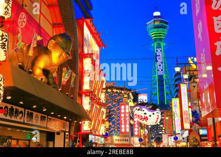 Vue en soirée sur la tour Tsutenkaku Banque D'Images