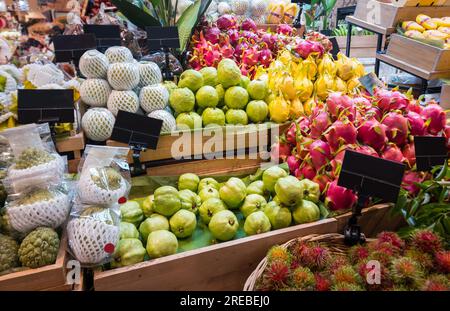 Divers fruits frais sur étagère dans le supermarché moderne. Banque D'Images
