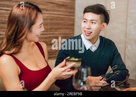 Heureux couple dînant dans le restaurant Hotpots Banque D'Images