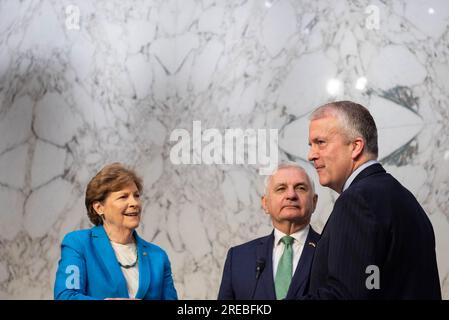 Le sénateur des États-Unis Jeanne Shaheen (démocrate du New Hampshire), le sénateur des États-Unis Jack Reed (démocrate du Rhode Island), président de la commission du Sénat des États-Unis sur les services armés, Et le sénateur américain Dan Sullivan (Républicain d'Alaska) prennent la parole devant l'audience des services armés du Sénat pour examiner les nominations du lieutenant-général Gregory M. Guillot, USAF, au poste de général et commandant du United States Northern Command/Commander du North American Aerospace Defense Command, Et le lieutenant-général Stephen N. Whiting, USSF, pour être général et commandant du United States Space Command, tous deux du département de de Banque D'Images