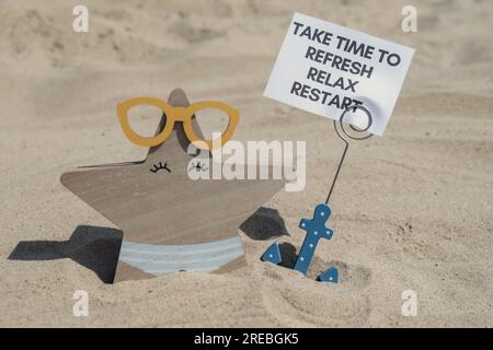 PRENEZ LE TEMPS DE RAFRAÎCHIR RELAX REDÉMARRER texte sur papier carte de voeux sur fond d'étoile de mer drôle dans des verres décor de vacances d'été. Plage de sable côte ensoleillée. Carte postale concept de vacances. Concept d'affaires de voyage d'évasion Banque D'Images
