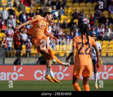 Wellington, Nouvelle-Zélande. 27 juillet 2023. Damaris Egurrola (21, pays-Bas) forte dans les airs pour diriger le ballon. USA vs pays-Bas. Coupe du monde de la FIFA. Groupe E. Wellington. Nouvelle-Zélande. (Joe SERCI/SPP) crédit : SPP Sport Press photo. /Alamy Live News Banque D'Images