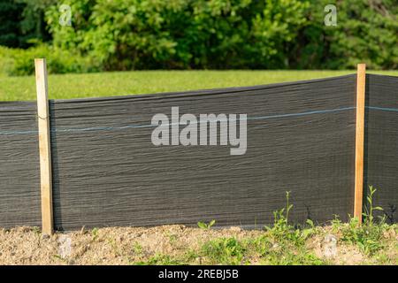 Tissu Silt Fence avec poteaux en bois installés avant le début de la construction. Banque D'Images