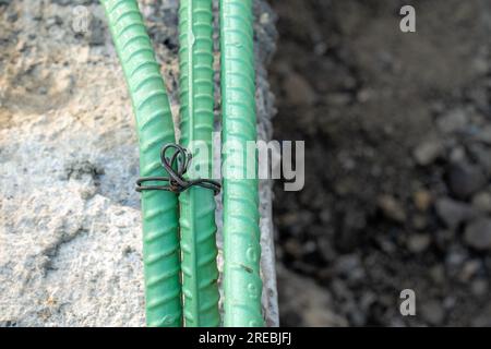 Les barres d'armature à revêtement époxy sont utilisées dans le béton soumis à des conditions corrosives. Il peut s'agir d'une exposition aux sels de dégivrage ou aux environnements marins. Banque D'Images