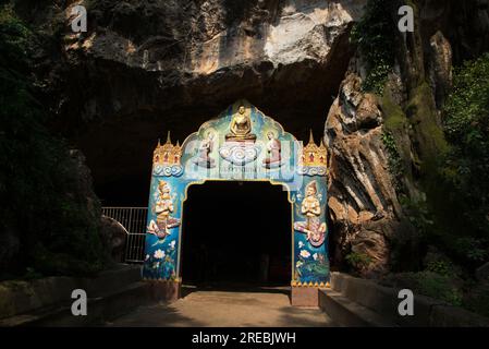 Porte d'entrée à Wat Tham Suwan Khuha ou grotte dorée dans la province de Phang Nga en Thaïlande. Banque D'Images