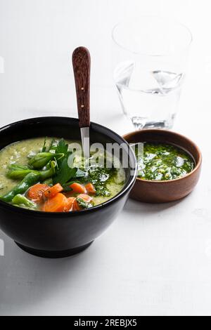 Soupe minestrone avec sauce pesto au persil, soupe à la crème de légumes, repas végétalien sain, gros plan Banque D'Images