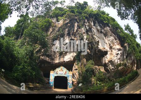 Porte d'entrée à Wat Tham Suwan Khuha ou grotte dorée dans la province de Phang Nga en Thaïlande. Banque D'Images