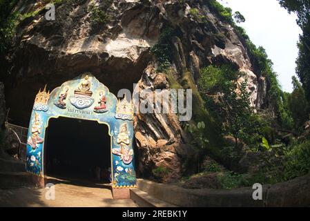 Porte d'entrée à Wat Tham Suwan Khuha ou grotte dorée dans la province de Phang Nga en Thaïlande. Banque D'Images